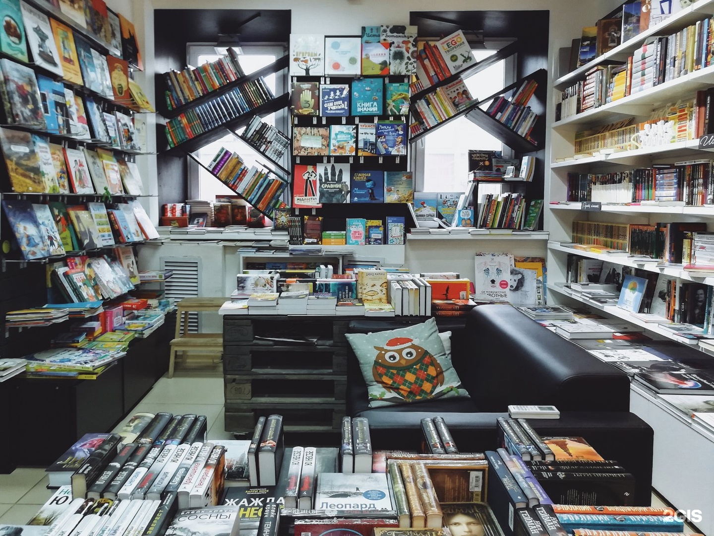 Набор книжный магазин. Книжный магазин. Книжные выкладки. Выкладка книг в магазине. Красивые выкладки в книжных магазинах.
