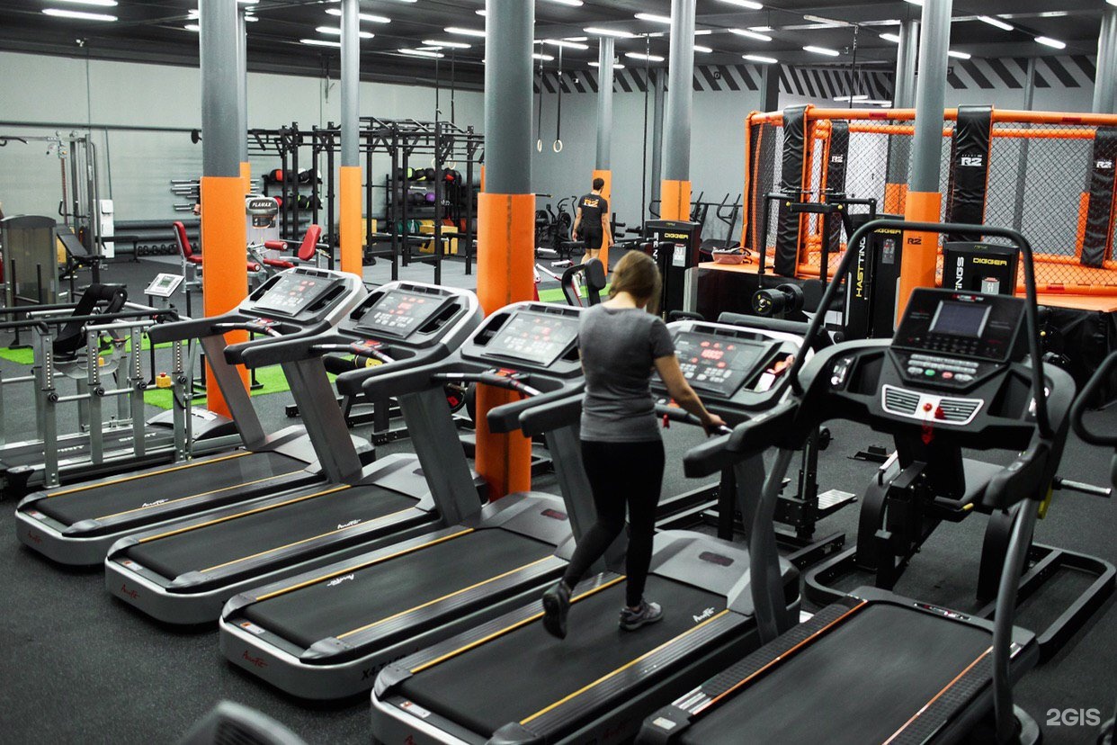 R2 sport, новый уренгой. Дворец спорта звездный новый уренгой. Волейбол новый уренгой звездный. Новый буран 2022 года 4 четырехтактный го. Футбольная команда ямала.