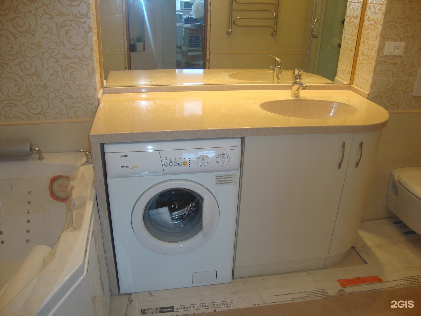 Ванная комната умывальник со столешницей и стиральной машиной