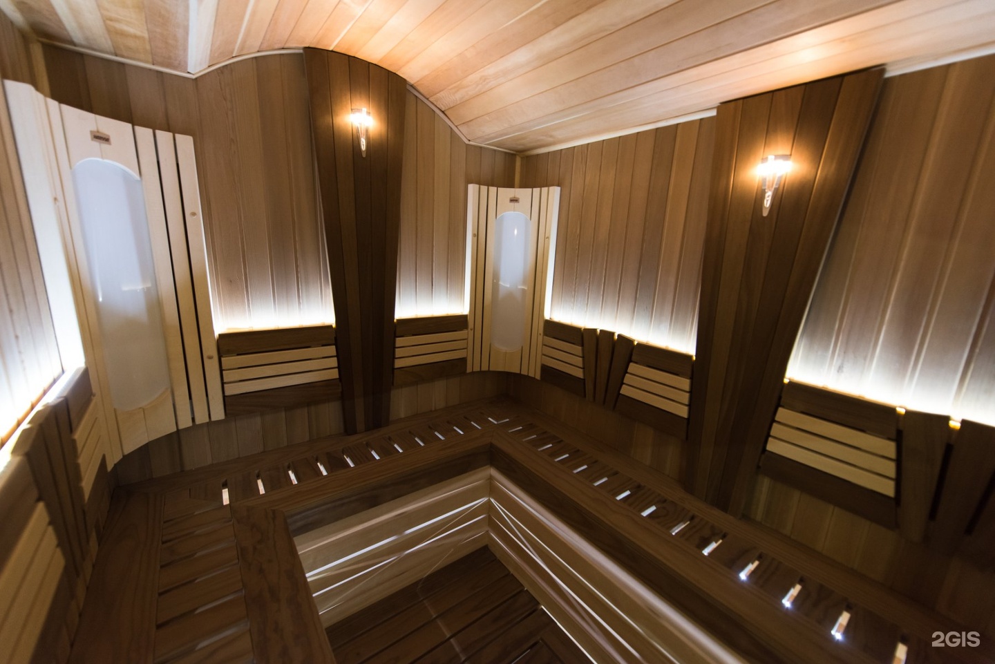 Жилищный комплекс планета уфа. Обшивка уфа. Обшивка уфа. Отделка дачного домика профлистом. Дом обделанный сайдингом.