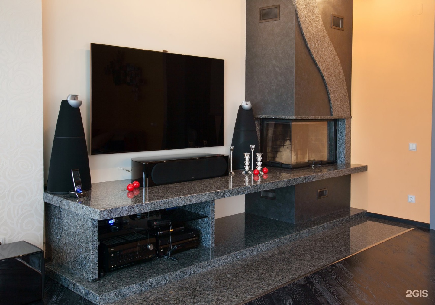 пол крема марфил. мрамор самара. мраморный камин. камин мрамор самара. мраморный камин в интерьере.