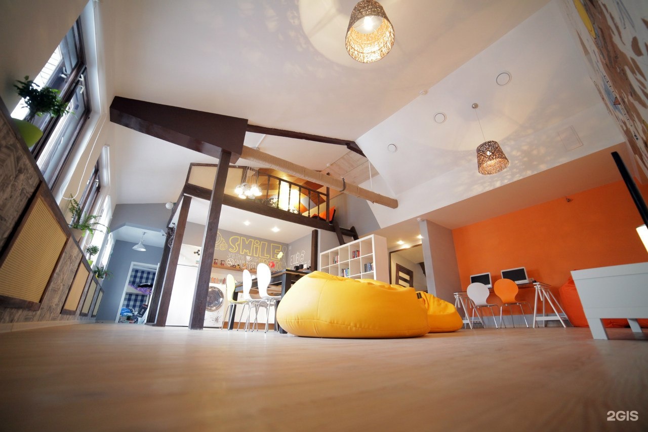 интерьер вид снизу. ракурсы комнаты. ракурсы комнаты. темный ламинат в интерьере. комната снизу.