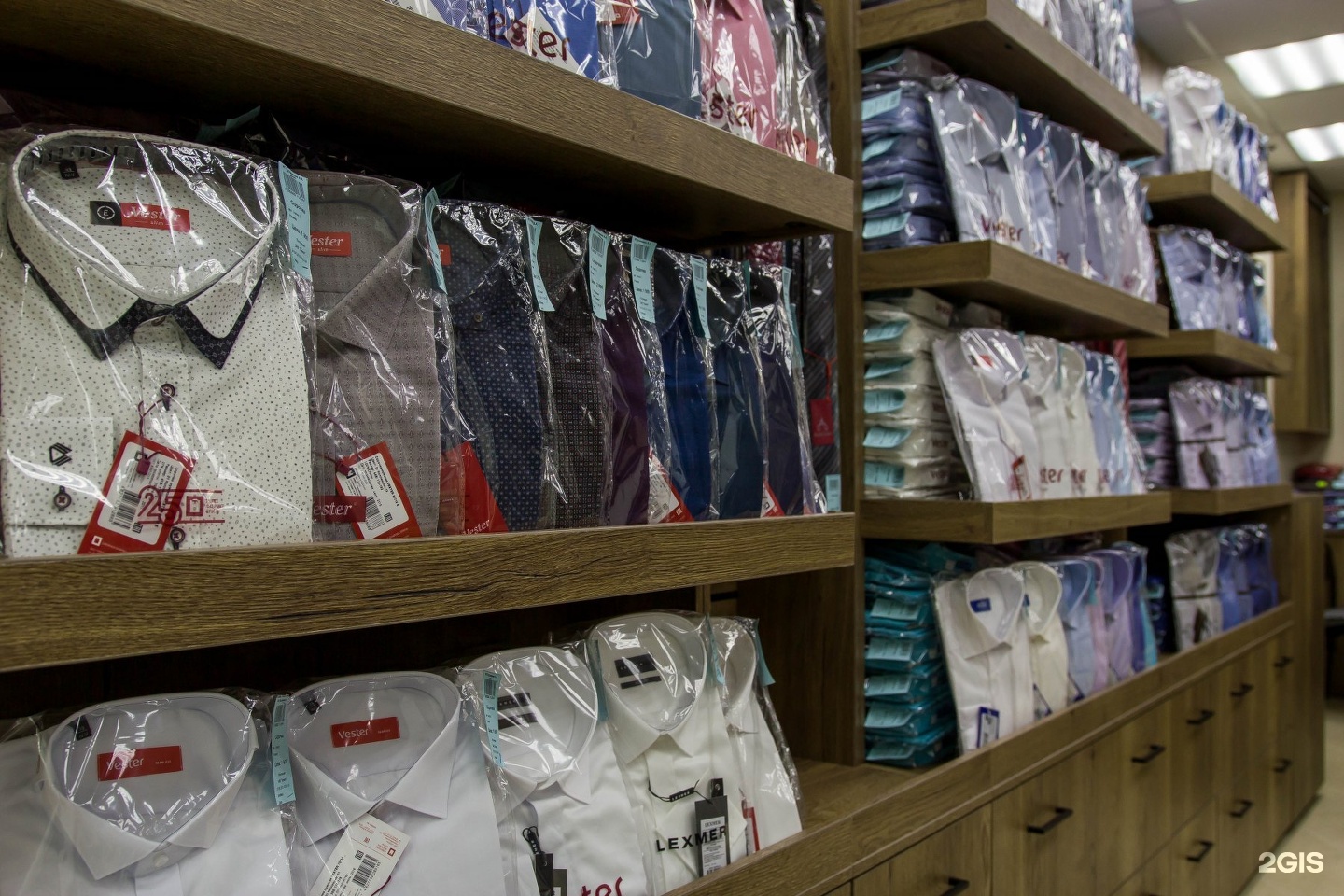 Магазины одежды во франте. Большое зеркало в торговом центре. Магазин костюмов нижний новгород. Дисконт магазин костюмов. Магазин костюмов нижний новгород.