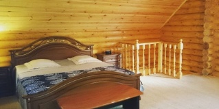 Октябрьский: Отель Домик в лесу