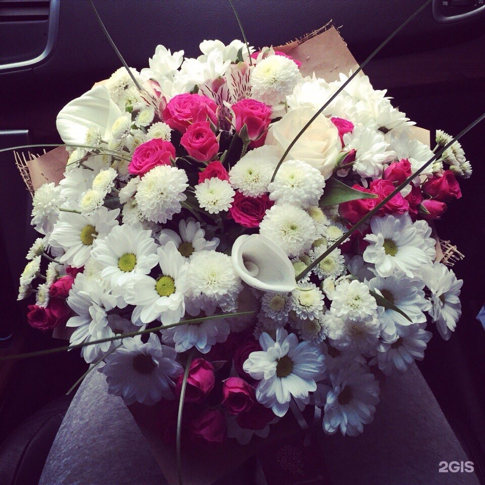 Сегодня мне подарили цветы. Букет "девушке". Букет цветов в руках. Красивый букет цветов в руках. Букет цветов красивый для девушки.