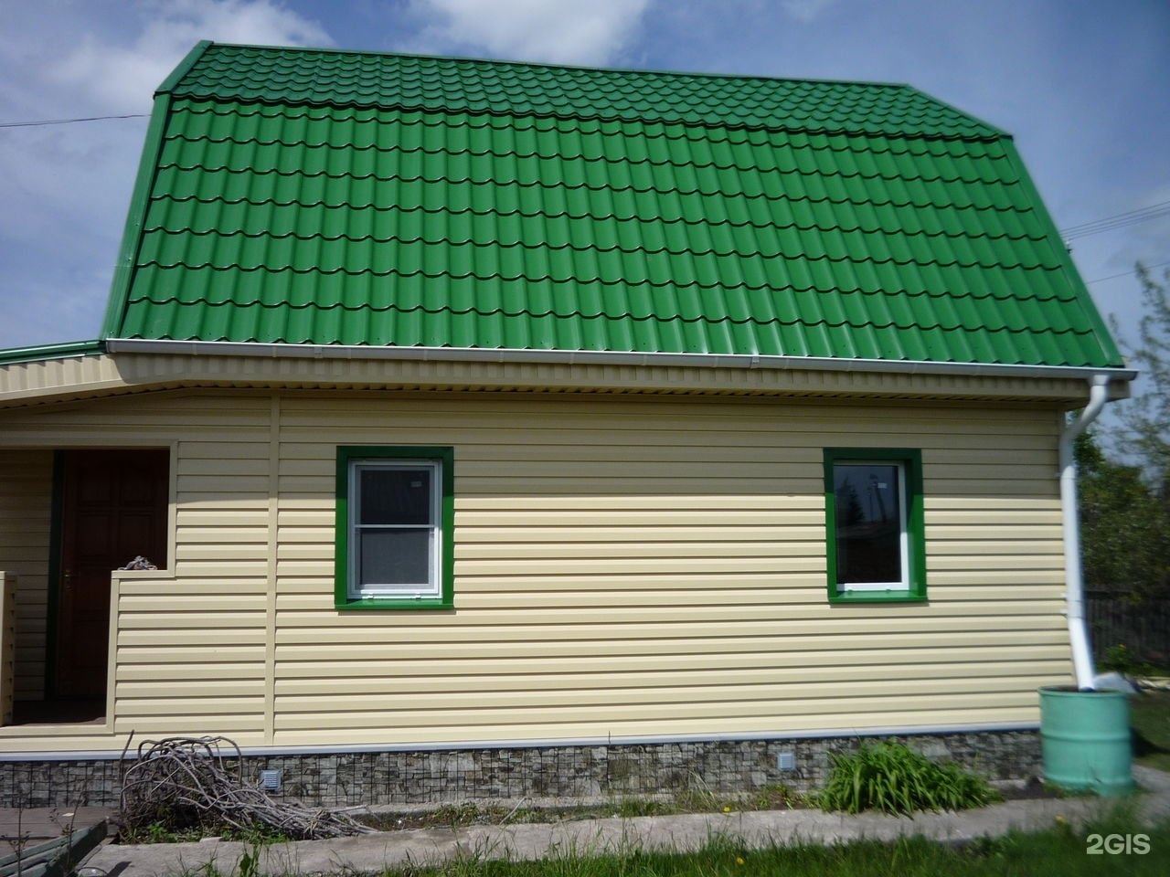 обшивка дома с зеленой крышей фото