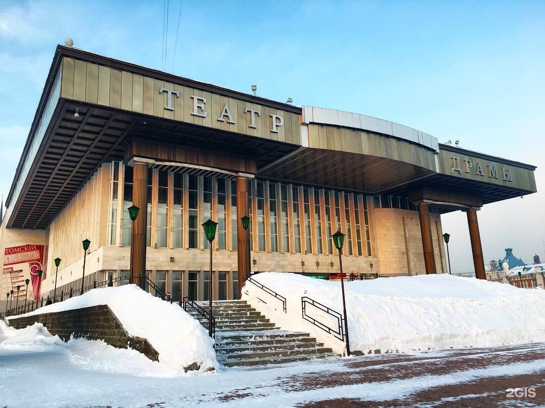 Драмтеатр томск. Томский драматический театр зимой. Театр драмы Томск Ленина 4. Театр драмы Томск Логинов. Набережная у театра драмы Томск.