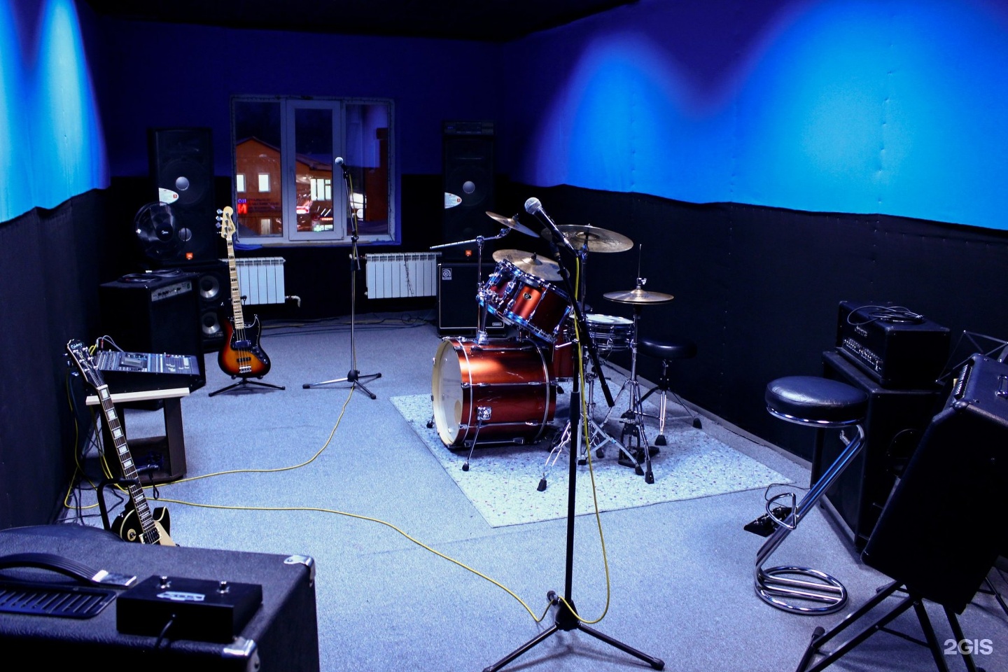 Музыкальная студия с барабанами