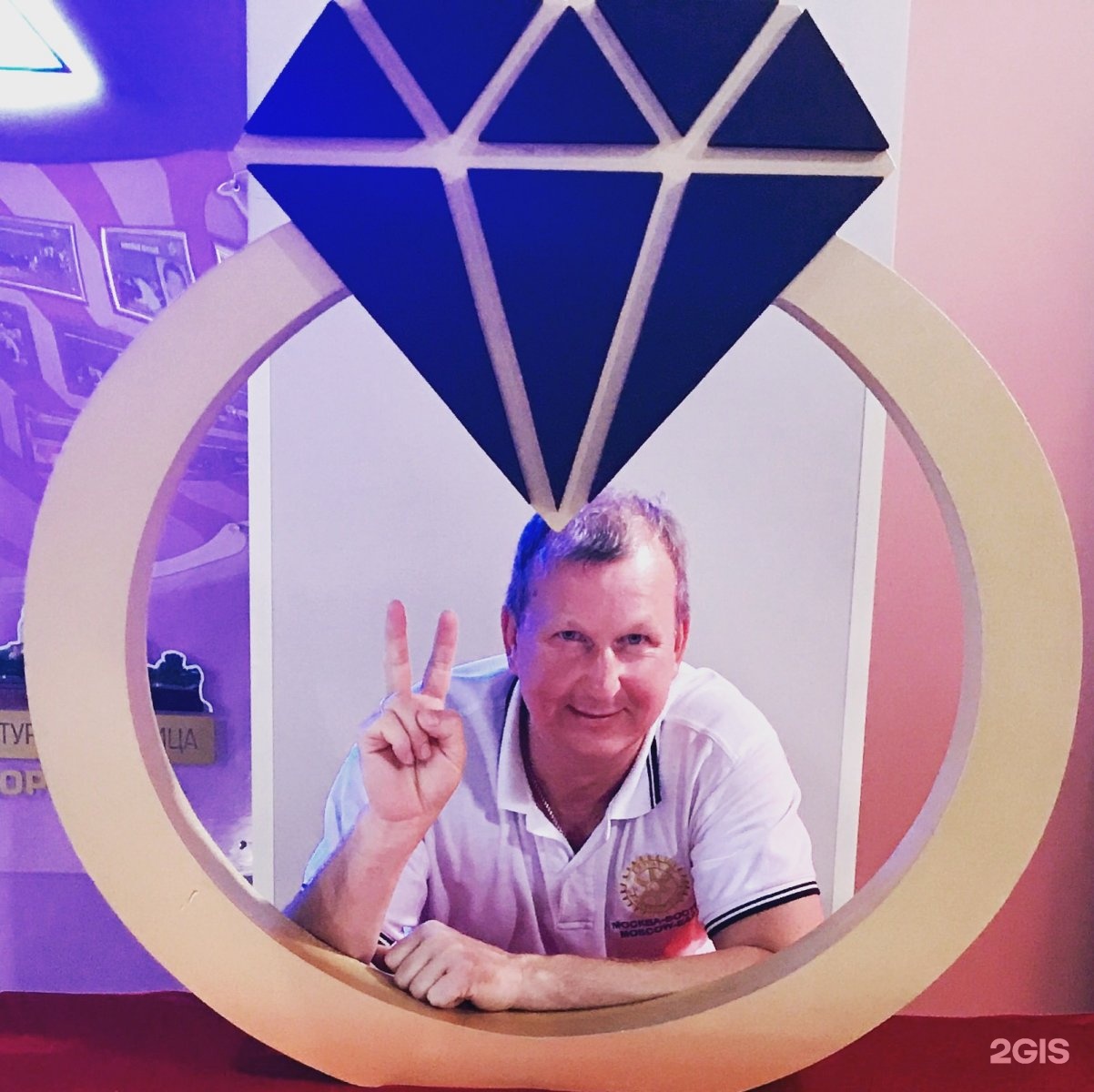 Люкс-юг-потолок сотрудники фирмы. Алмазов югу. Сотрудники агентства недвижимости. Хозяин алмазов. Алмазов югу.