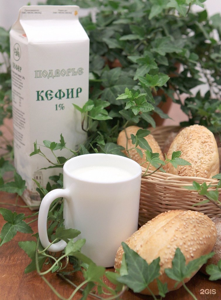 Подворье молочные. Арсеньевское подворье продукция. Подворье молочная продукция. Окские сосиски. Фирма подворье молочная продукция москва.