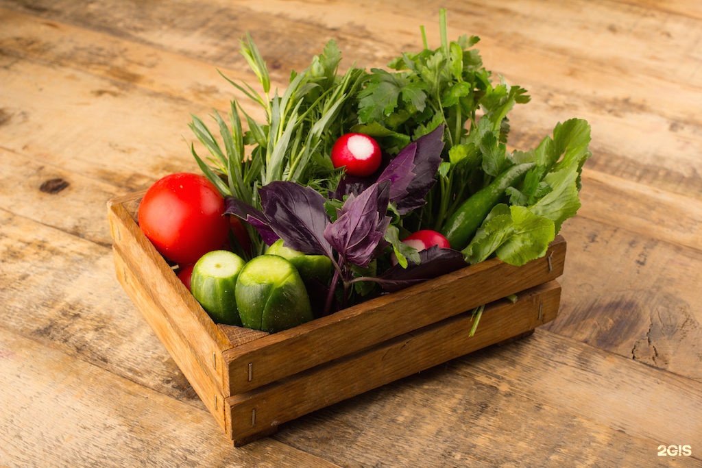 Овощи свежие на столе. Овощи в ящике. Фрукты, овощи и зелень в корзине. Овощной букет. Корзина с овощами и зеленью.