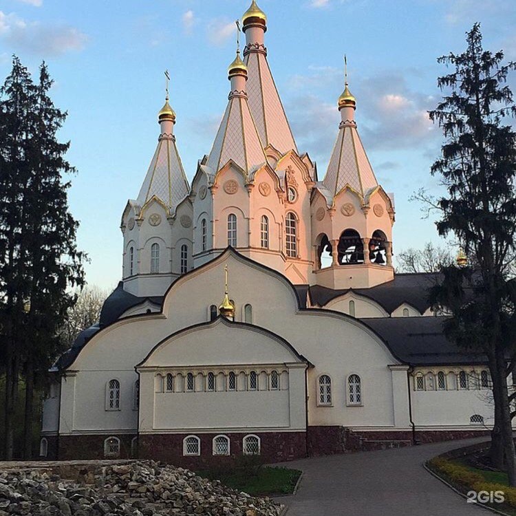 Храм в бутово. Храм новомучеников и исповедников российских в Бутово. Бутовский полигон храм. Бутовский полигон храм новомучеников. Храм новомучеников и исповедников российских в Бутово в Дрожжино.