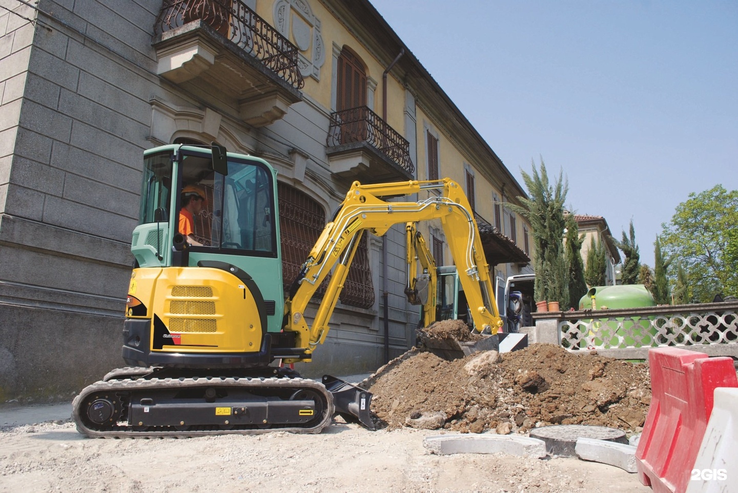 Экскаватор аренда москва и московская. Мини экскаватор Yanmar vio20. Мини экскаватор Yanmar vio 30. Аренда экскаватора Москва.