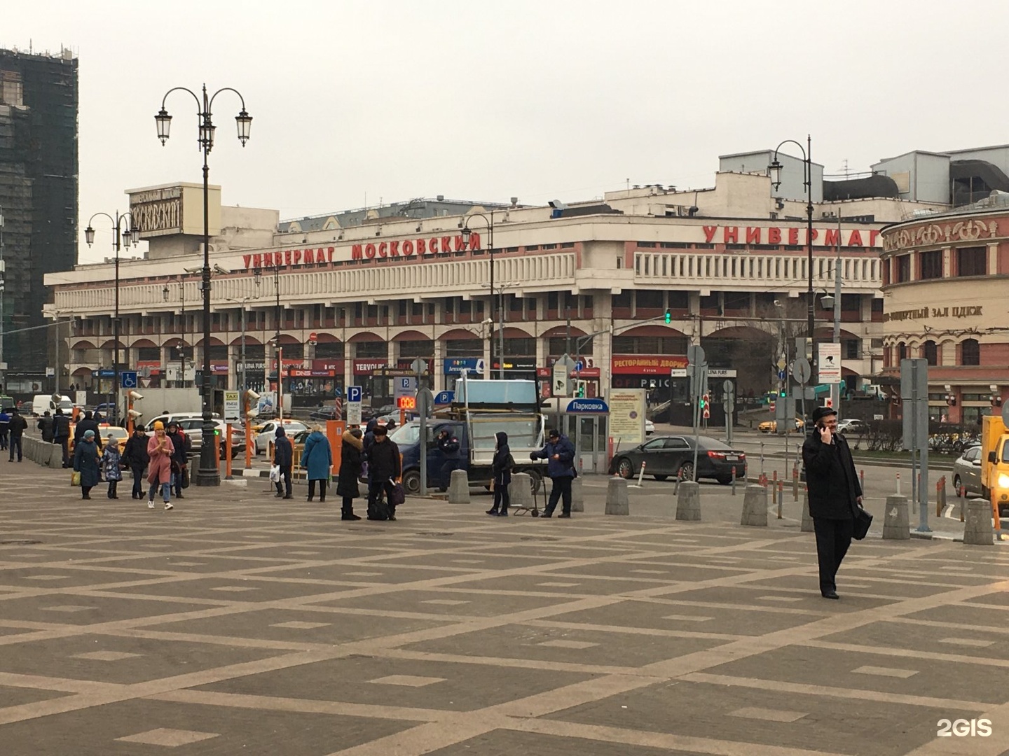 Универмаг московский фото. Универмаг Московский на Комсомольской. Универмаг Московский Москва. Универмаг Московский джинсы. Универмаг Московский на Комсомольской ресторанный дворик.