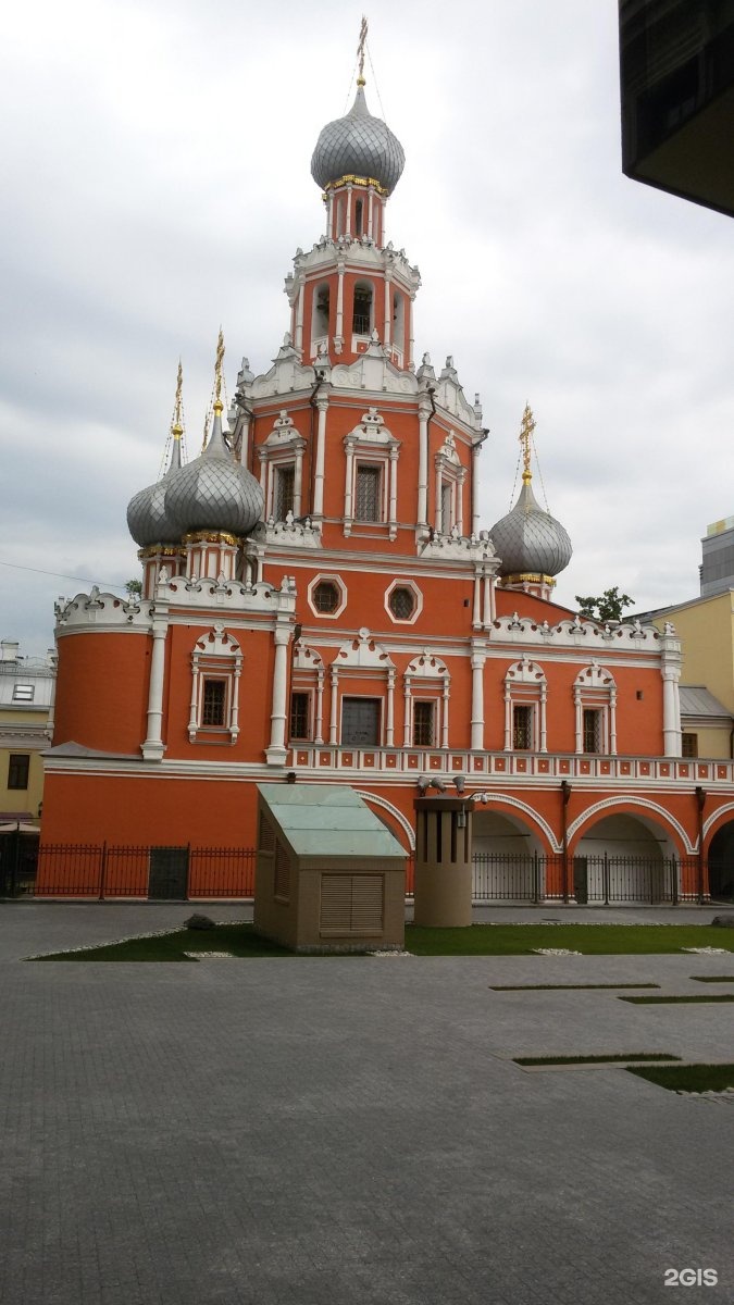 Двор романовых белгород. Храм знамения на Шереметьевом дворе. Церковь знамения в Романовом переулке. Храм знамения Шереметев двор. Храм иконы Божьей матери Москва на Шереметьевом дворе.