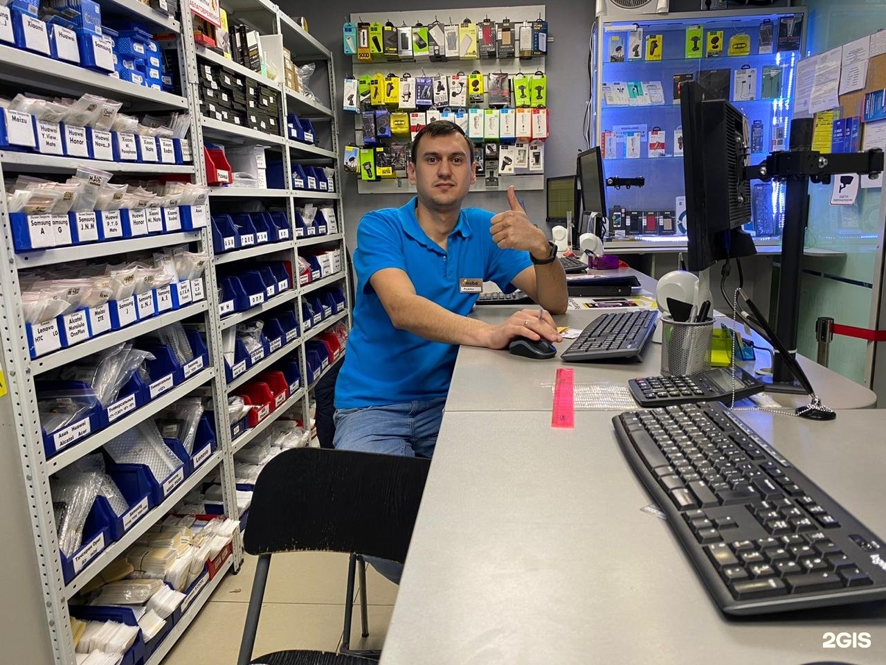 Покупатель в магазине электроники. Продавал электронику на улице. Продавал электронику на улице. Техника разговора оператора. Магазин электроники.