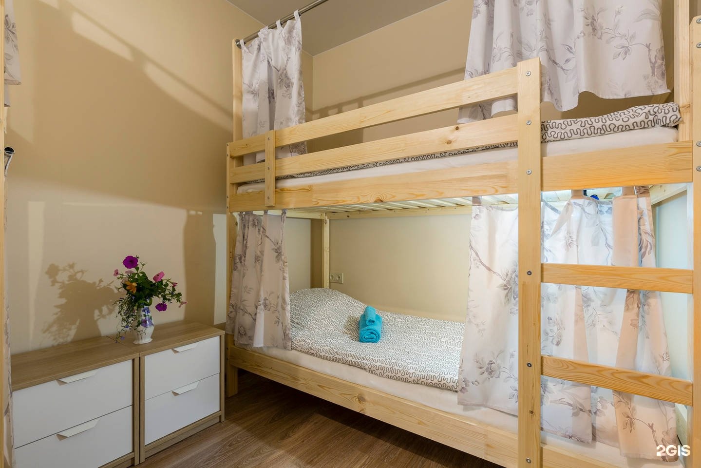Кровати для хостела двухъярусные со шторками