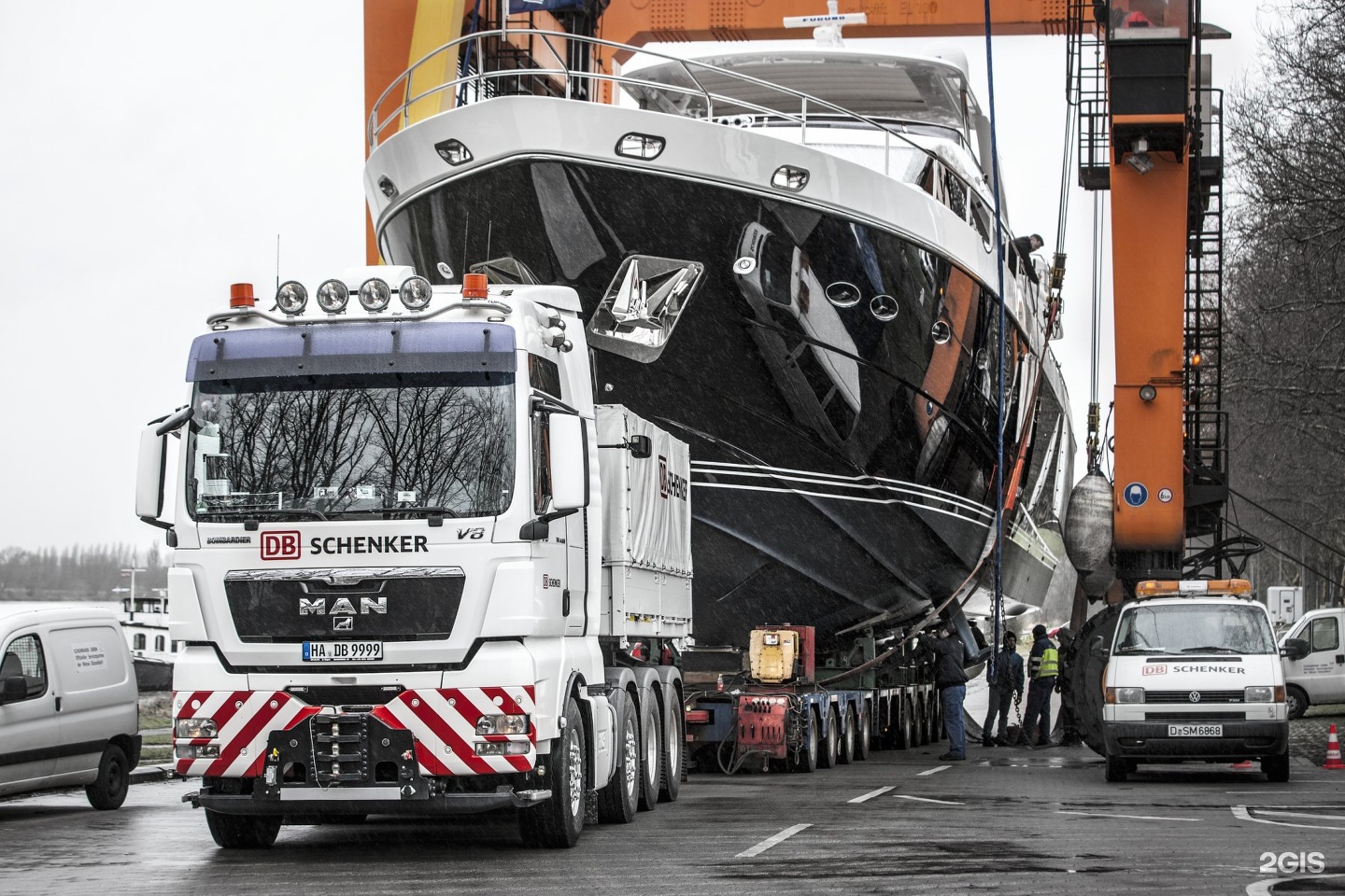 Найти грузы санкт петербург. Volvo 500 негабарит. Негабаритный груз. Перевозка крупногабаритных грузов. Негабаритные перевозки.