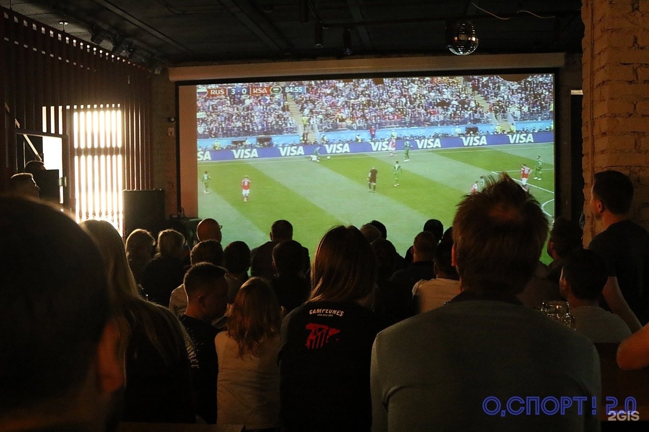 Большие экраны футбол. Футбол на проекторе. Футбольные трансляции на большом экране. Трансляция футбола на большом экране. Трансляция футбольного матча в кафе.