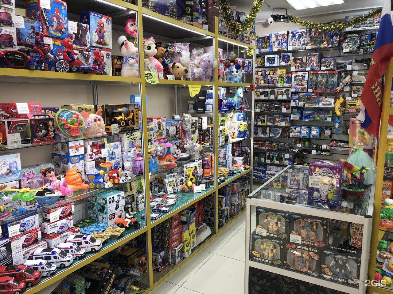 интерьер магазина сувениров. стойка для игрушек в зоомагазине. игрушки магазин игрушек. детский магазин игрушек. Imaginarium магазин игрушек в новосибирске.