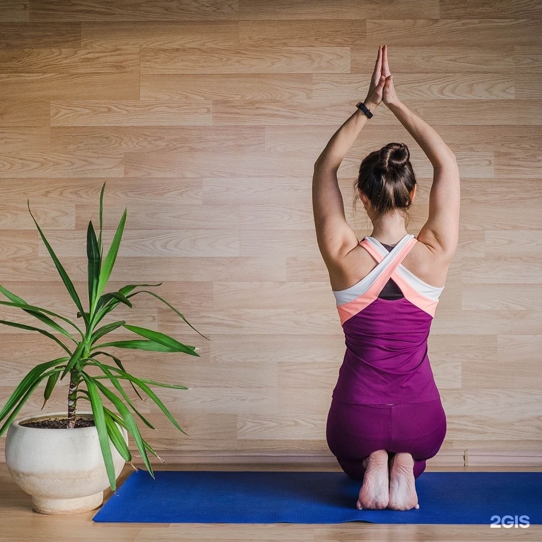 Evelina yoga кто она. Гарудасана поза орла. Йога фотосессия в студии. Гарудасана лежа. Фотосессия йоги в студии.