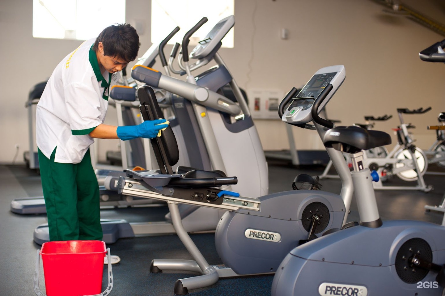 профессиональные клининговые услуги. профессиональная уборка. клининговая компания. уборка кухни. профессиональный клининг.