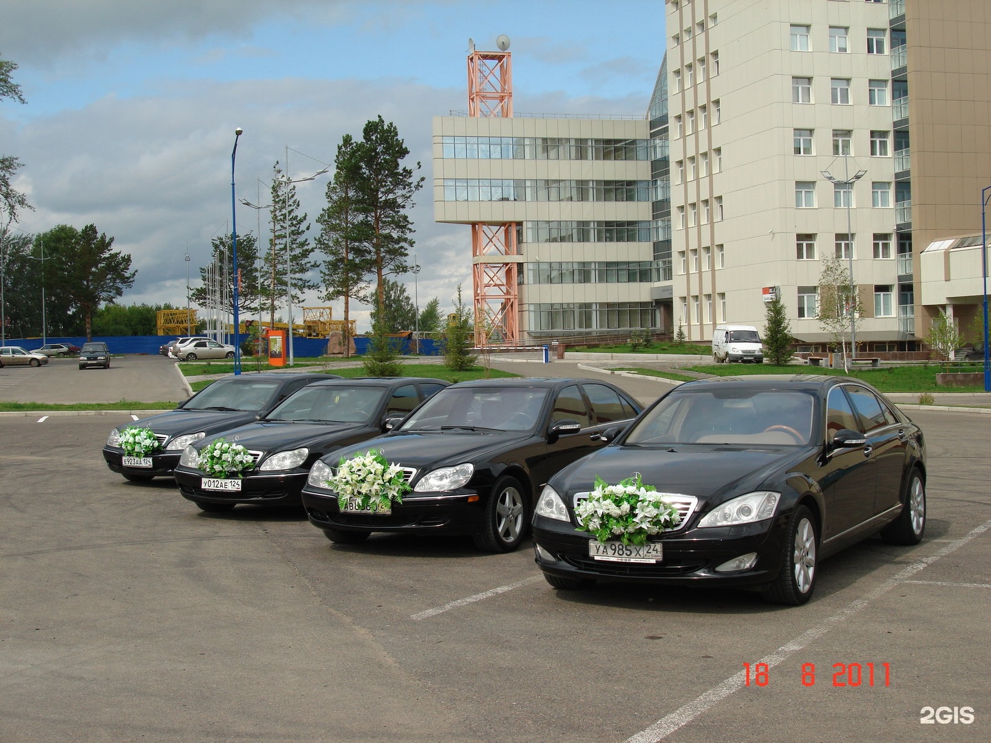 Автопрокат красноярск. Мерседес групп. Mercedes Group. Dream car Красноярск. Здание с половиной автомобиля Красноярск.