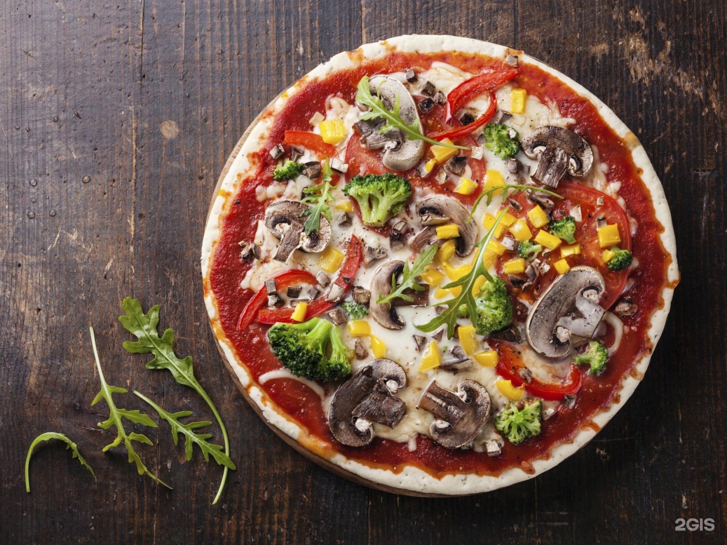 Пицца Вегетарианская. Пицца с грибами вид сверху. Пицца вегетарианец ресторан.