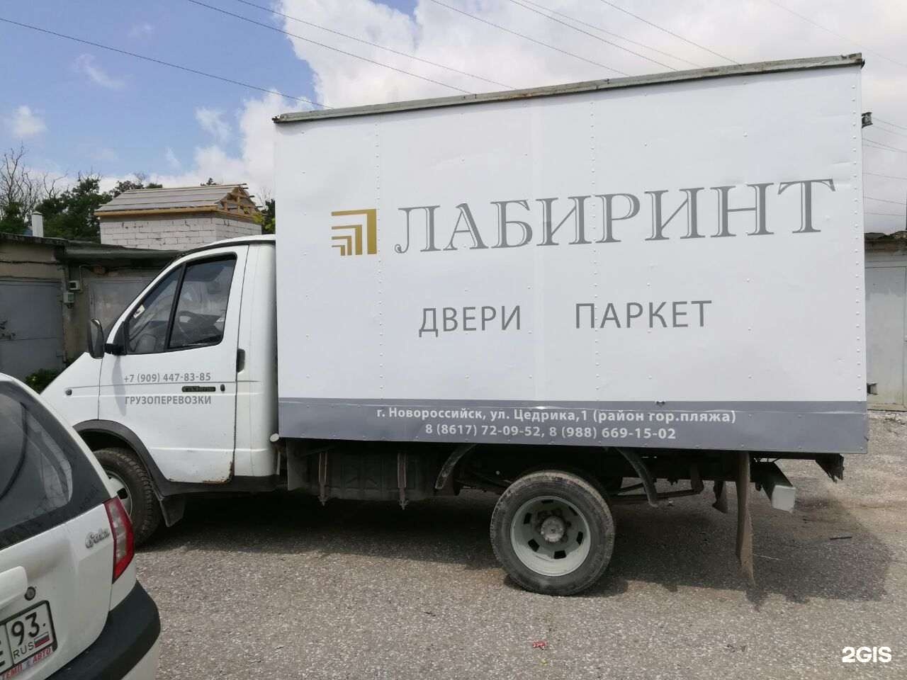 Грузоперевозки новороссийск. Брендинг грузового авто. Логотипы фирм на дверях газели в Новороссийске.