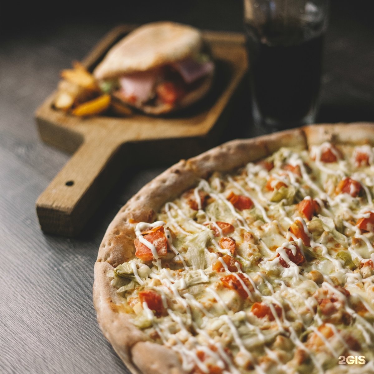 Простая пицца дома рецепт. Пицца с салатом. Пицца в кафе. Простая пицца. Пицца просто.
