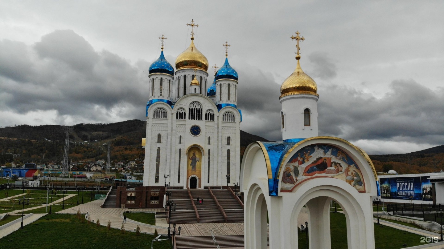 Храм рождества у луча. Собор Рождества Христова Южно-Сахалинск. Храм Южно-Сахалинск Победы. Храм в Южно-Сахалинске на площади Победы. Кафедральный собор Южно-Сахалинск фото.