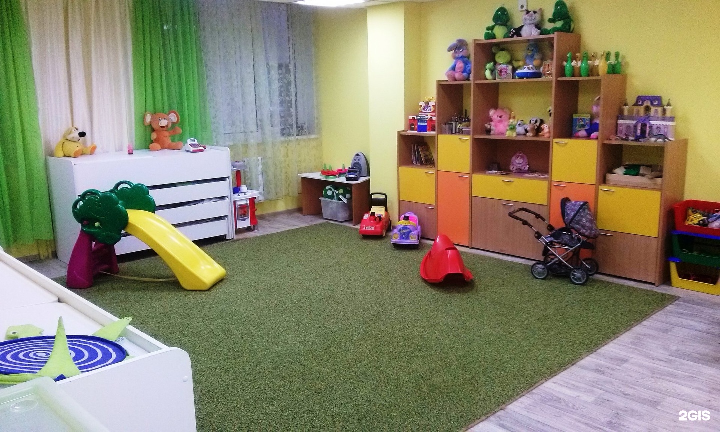 Интерьер группы в детском саду. Интерьер группы в детском саду. Малыши в яслях. Государственный детский сад. Бюджетные центры дошкольного развития.