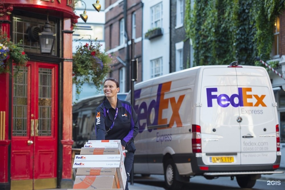 Служба express. FEDEX Курьерская служба. FEDEX курьер. Федоес Курьерская служба. Курьерская доставка Федекс экспресс.