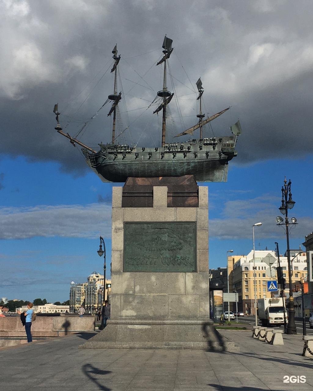 Памятник корабль. Памятник кораблю Полтава в Санкт-Петербурге. Полтава СПБ корабль памятник. Памятник первому русскому линейному кораблю «Полтава». Памятник парусник Полтавы Приморский проспект 163.