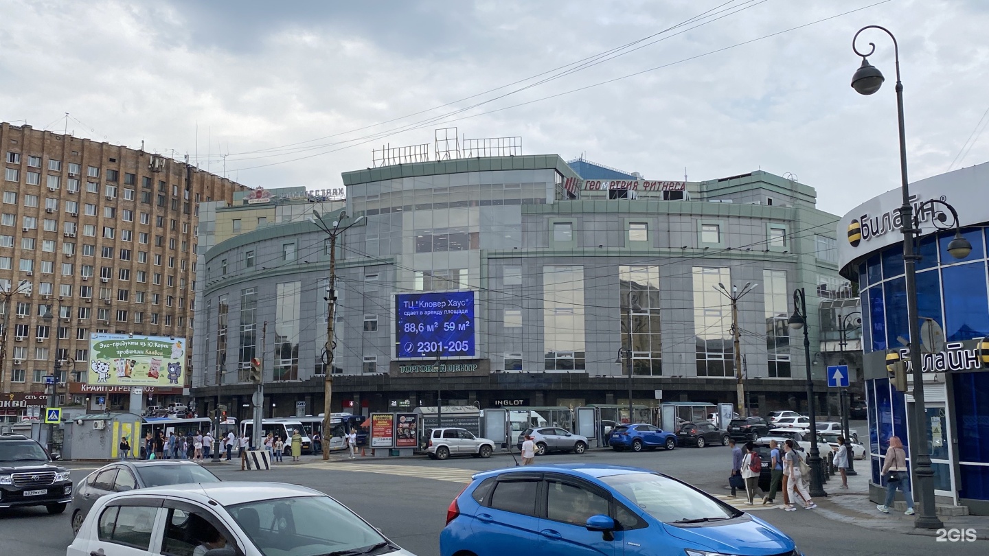 Семеновская владивосток фото. Площадь Семеновская Владивосток. Семеновская площадь дом 4. Семеновская площадь 2. Клевер Хаус Владивосток.