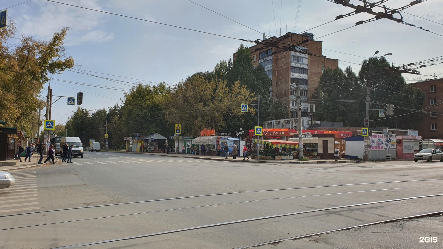 Троллейбус на остановке Ставропольская
