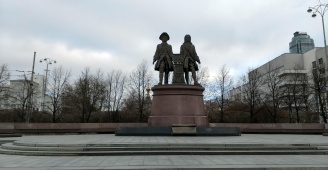 Де геннин екатеринбург. Памятник Татищеву и де Геннину в Екатеринбурге. Екатеринбург памятник в.н. Татищеву и в.и. де Геннину. Памятник на Плотинке в Екатеринбурге. Памятник основателям Екатеринбурга Плотинка.