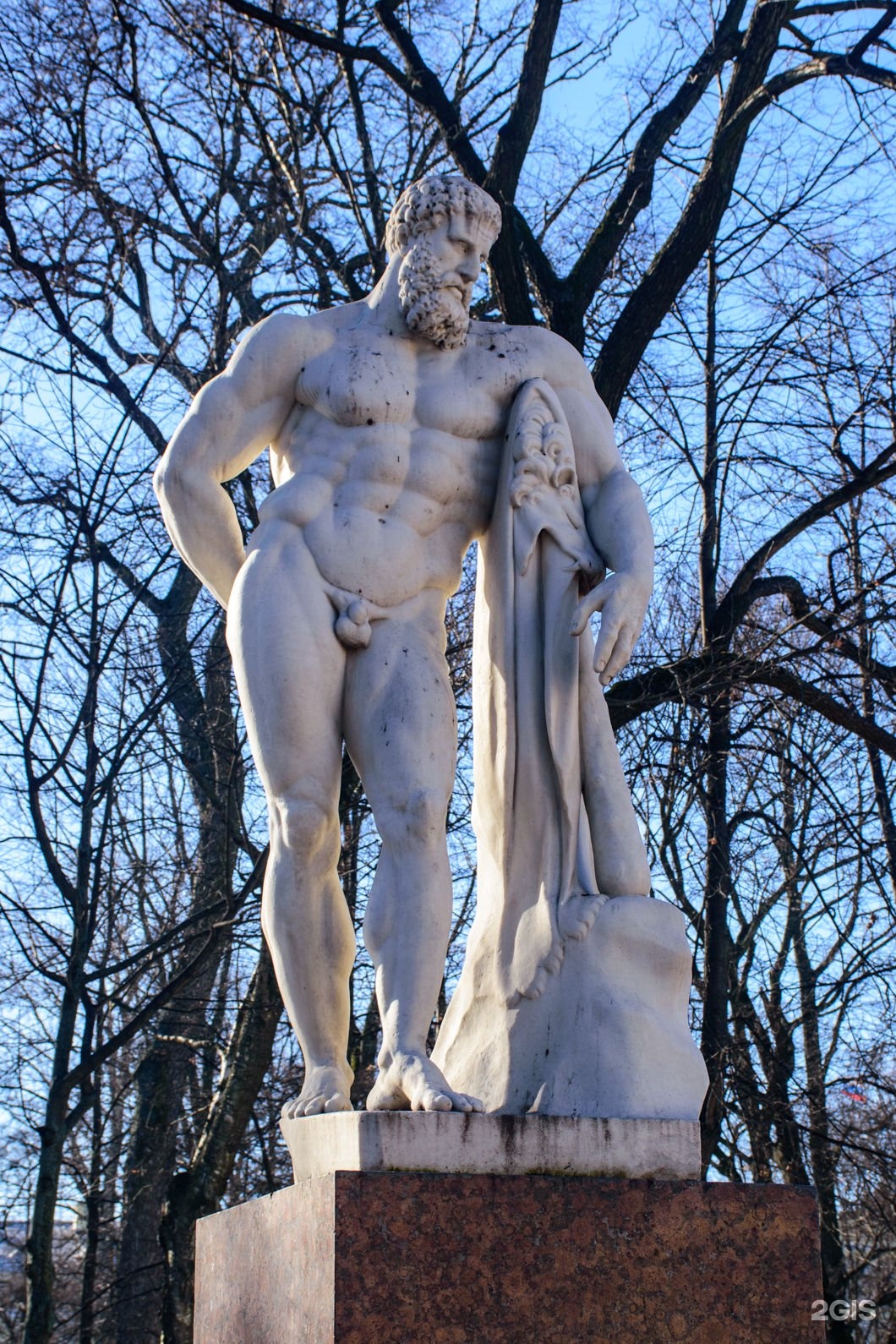 Статуя геракла