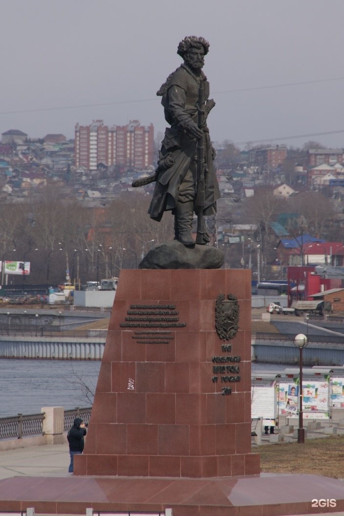 Памятники иркутска. Яков Похабов памятник. Памятник Якову Похабову в Иркутске. Памятник первопроходцам Иркутск. Памятник Ермаку в Иркутске.