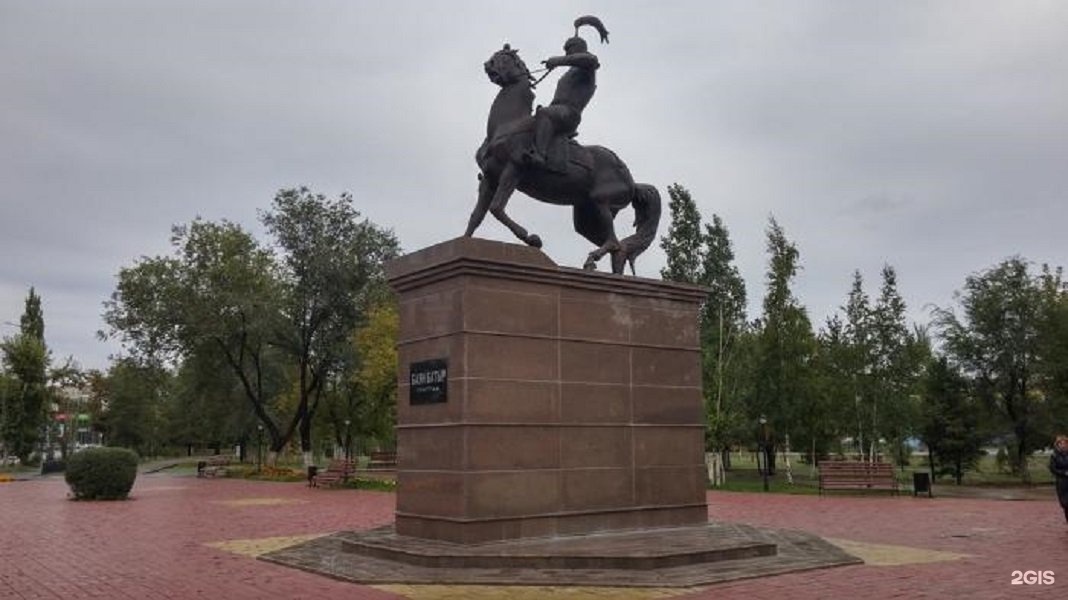 Павлодар батыра. Памятник баян батыру в Павлодаре. Памятник Торайгырова в Павлодаре. Павлодар Обелиск. Конный памятник в Казахстане.