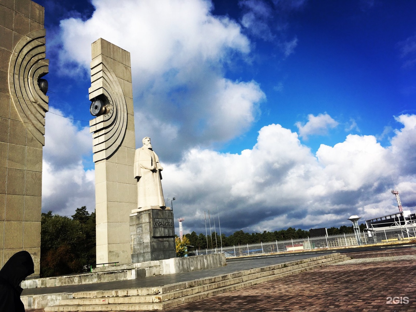 Памятник курчатову в челябинске фото