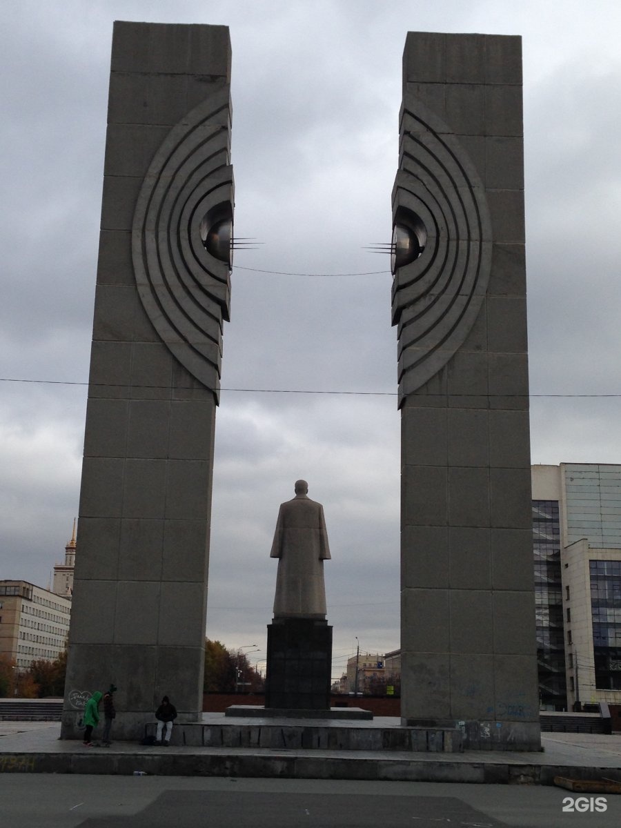 Памятник курчатову в челябинске фото