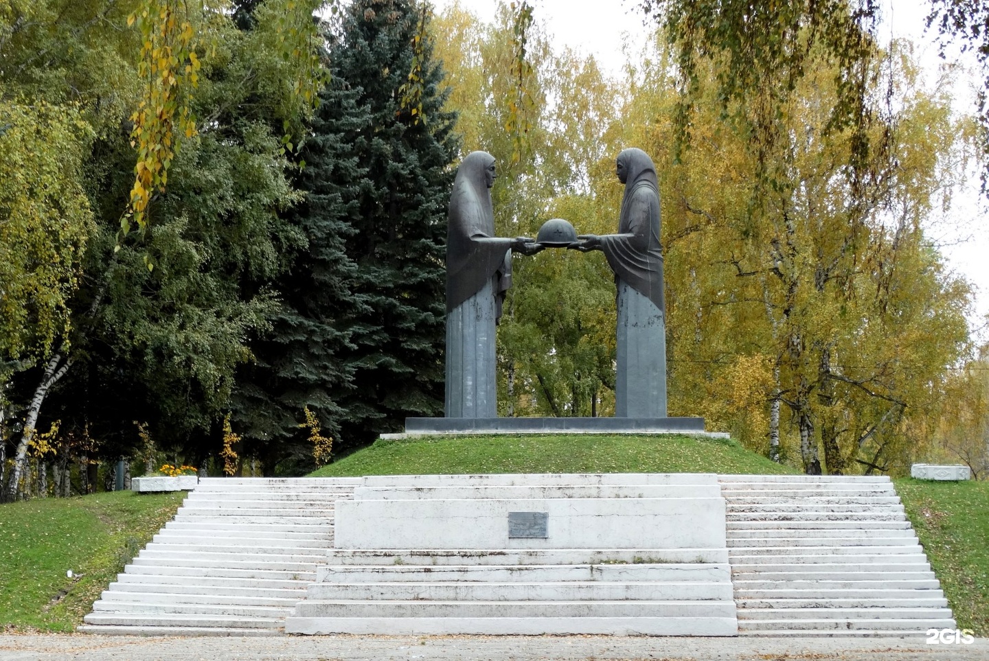 Мама челябинск. Скорбящие матери Челябинск. Скульптура Скорбящая мать в верхней Пышме. Мемориал Скорбящая мать в Староюрьево. Памятник матерям Челябинской области.