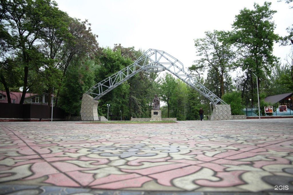 Кыргызстан парк. Токтогул парк Джалал Абад. Токтогул парк Ош. Памятник Токтогулу Сатылганову. Парк Навои Ош.