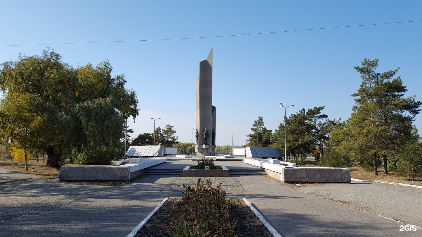 Город героев омск. Монумент славы Омск. Памятник Слава героям Омск. Памятник в Омске на бульваре Победы. • Мемориал «Слава героям» на бульваре Победы Омск.