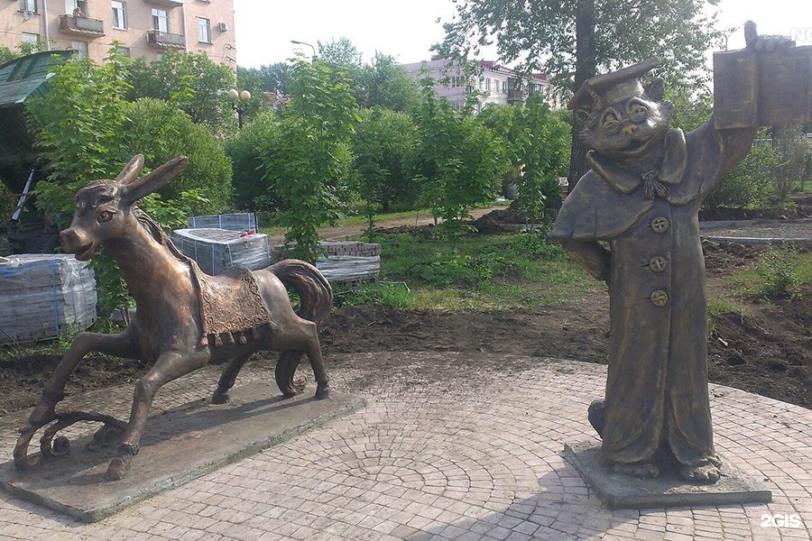 Фигура омск. Парк напротив транспортной Академии Омск. Памятник конек горбунок в Омске. Скульптура кот ученый в Омске. Скульптура конек горбунок Омск.