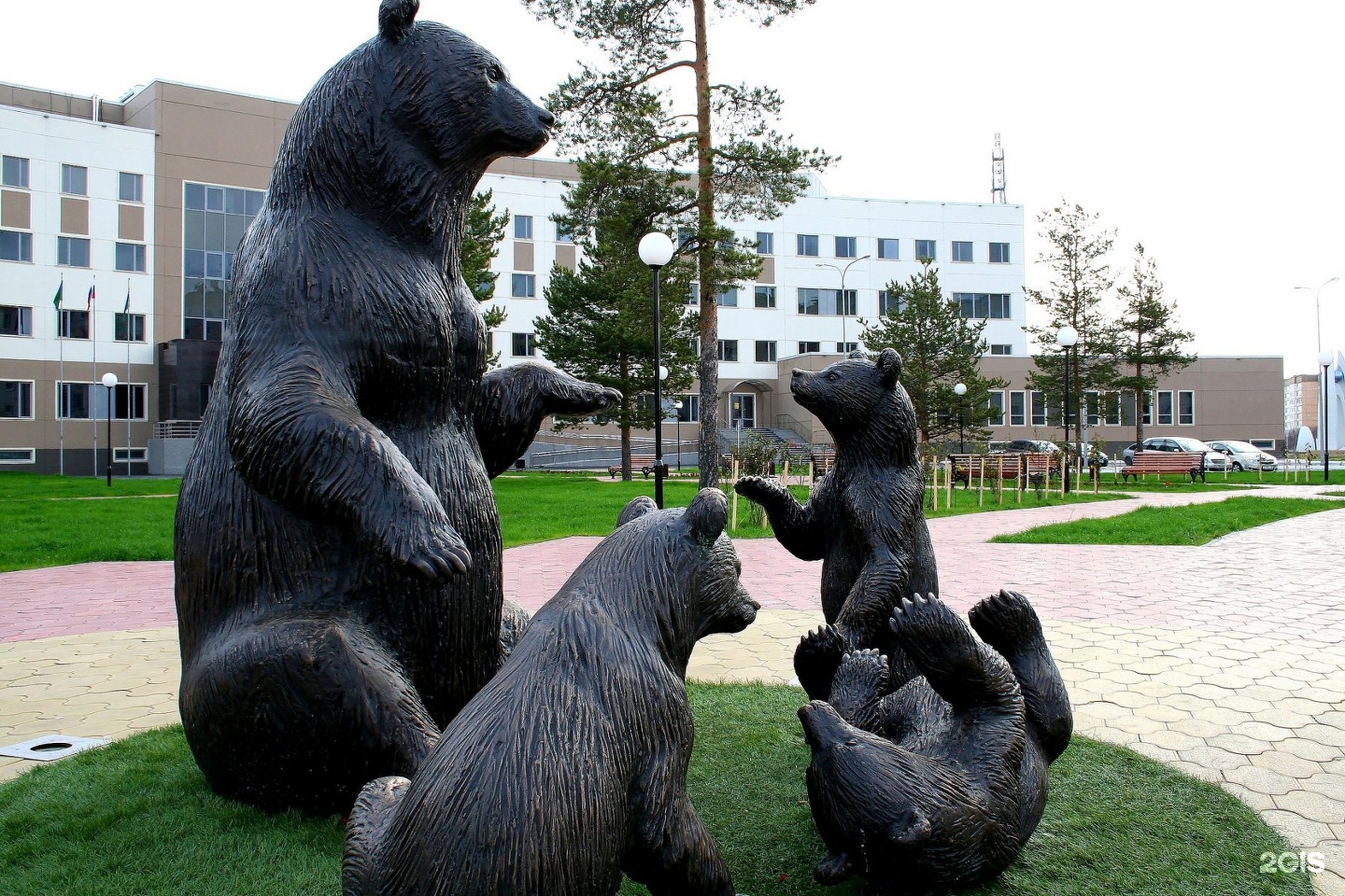 Когалым пермский университет. Скульптура медведь Когалым. Скульптурная композиция "медведь-Нефтяник". Статуя медведя в Медвежьегорске.