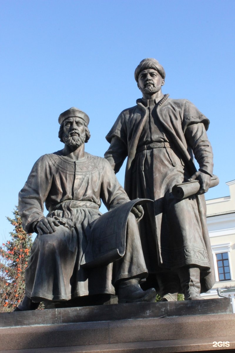 Зодчий казанского. Казань памятник зодчим. Памятник зодчим Казанского Кремля в Казани.