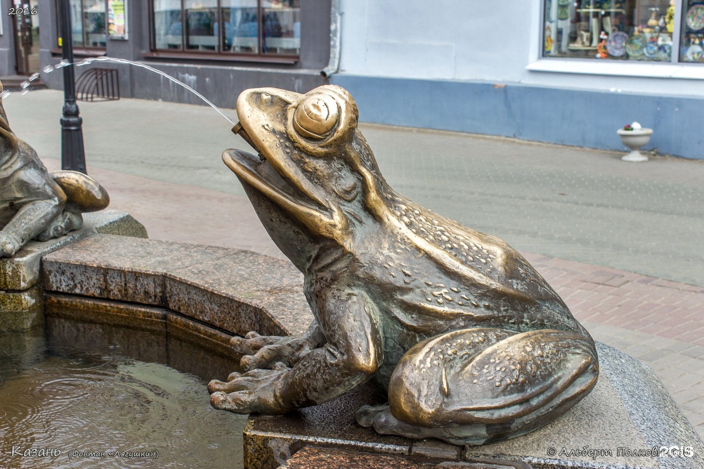лягушка памятник токио