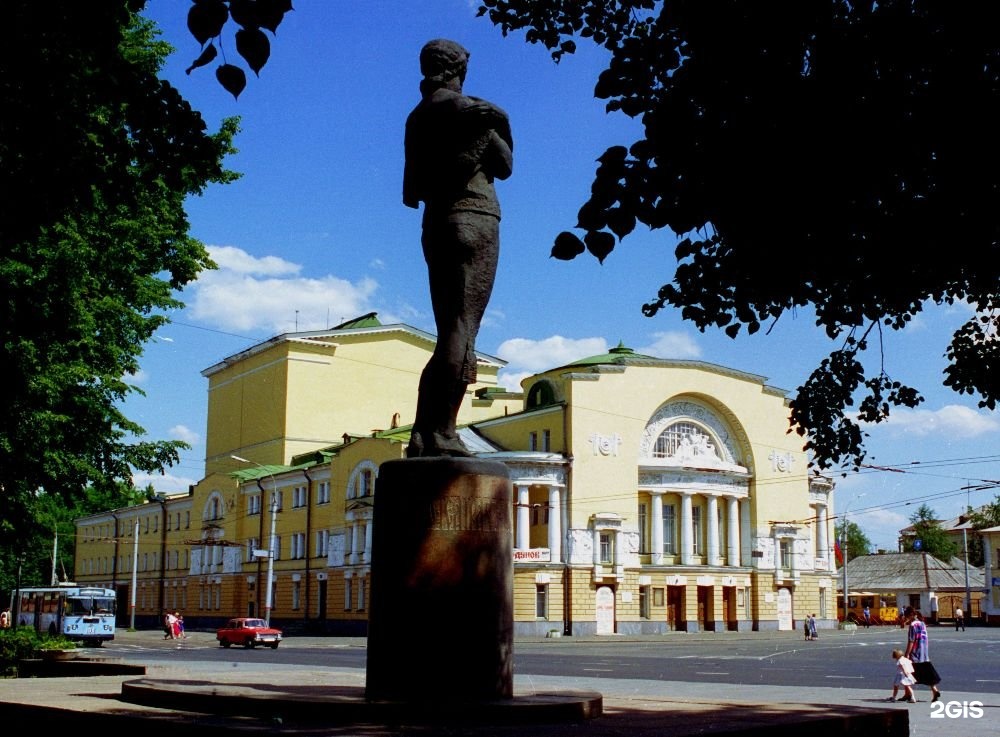 Памятник волкову в ярославле фото